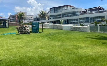 Demonstração de gramado natural da itograss instalado em uma área comercial