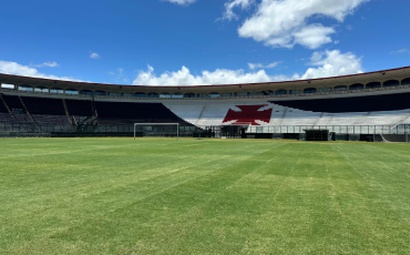 Gramado verde no estádio de São Januário