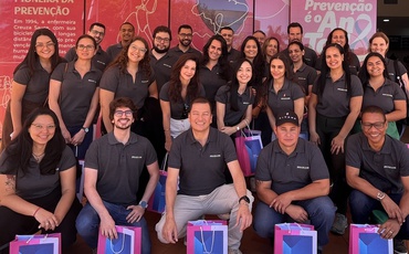 Colaboradores da Itograss possando para foto em frente ao hospital