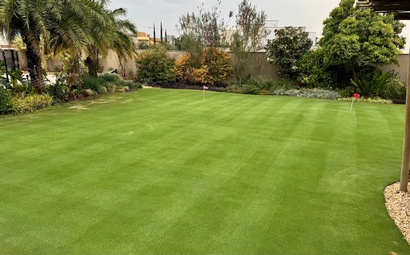 Quintal de casa com mini campo de golf