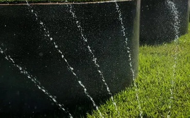 Sistema de irrigação ativo e regando a grama