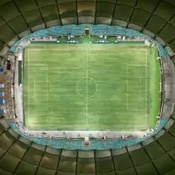 Gramado fonte nova sendo visto de cima enquanto está com as arquibancadas vazias, mostrando apenas o gramado