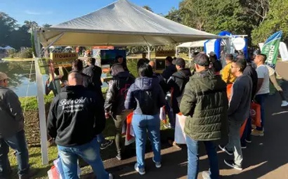 Participantes do ENJAR no estande da Itograss