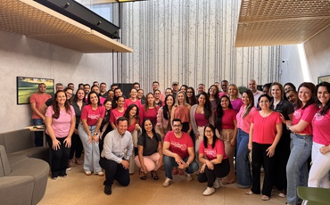 Colaboradores da Itograss reunidos para palestra relacionada ao outubro rosa