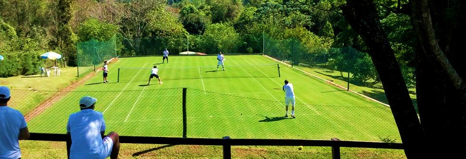 Jogo de tenis com gramado da Itograss