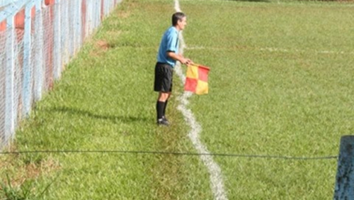 Jogador de futebol ou futebol na parede branca com grama