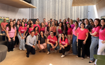 Equipe Itograss reunidos de blusa rosa