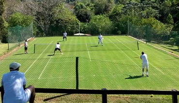 Quadra de tênis de grama - Condomínio Colinas do Atibaia