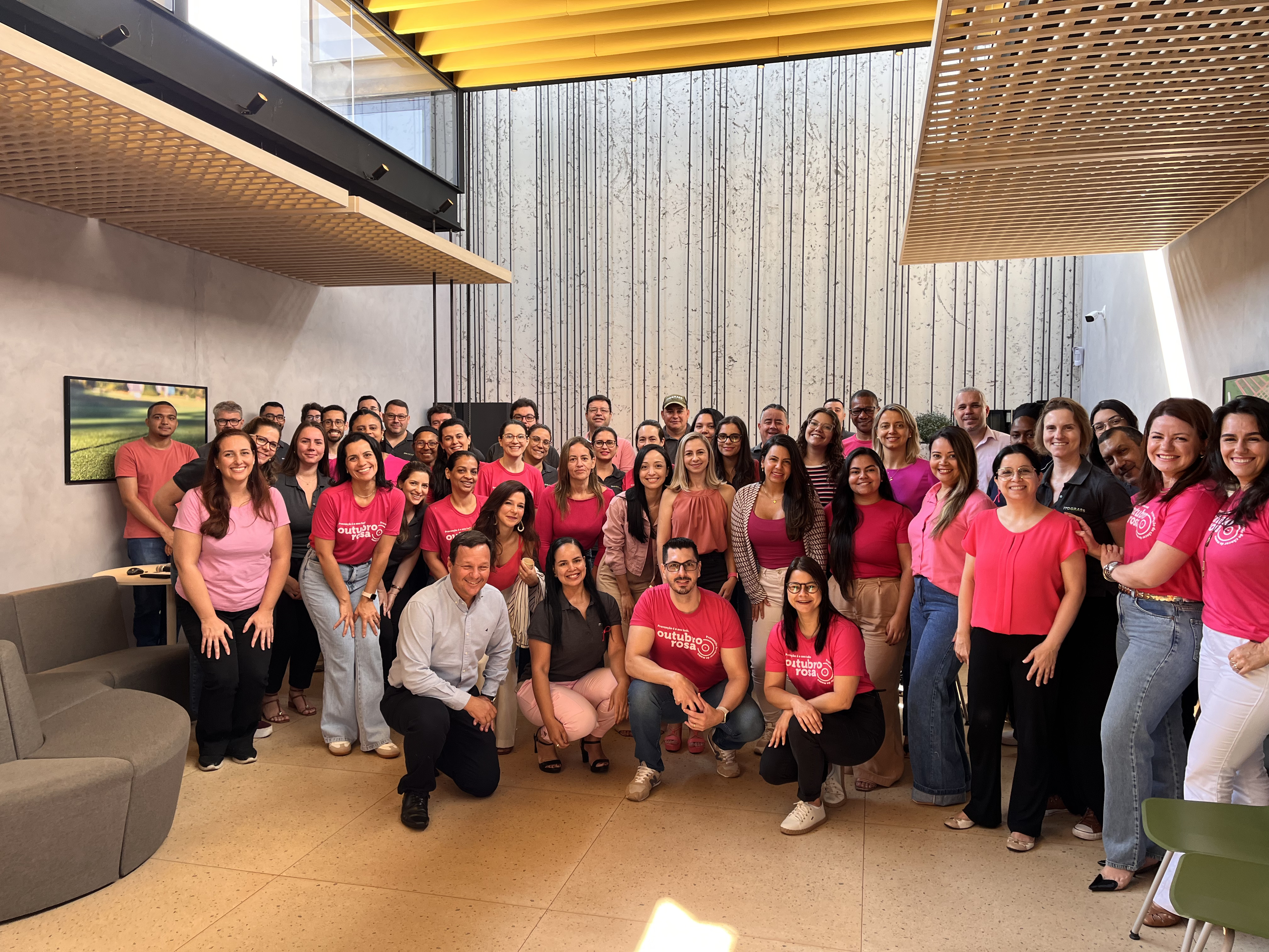 Colaboradores da Itograss em palestra Colaboradores da Itograss reunidos para palestra relacionada ao outubro rosa