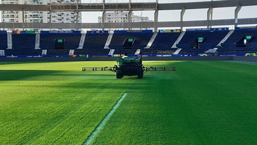 Pulverização de gramado de futebol Pulverização de gramado com equipamento mecanizado